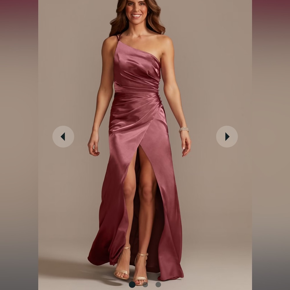 David’s Bridal (CHIANTI) GALINA SIGNATURE
Charmeuse Draped One-Shoulder Dress